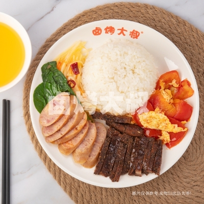 黑椒烤排烤肠双拼饭